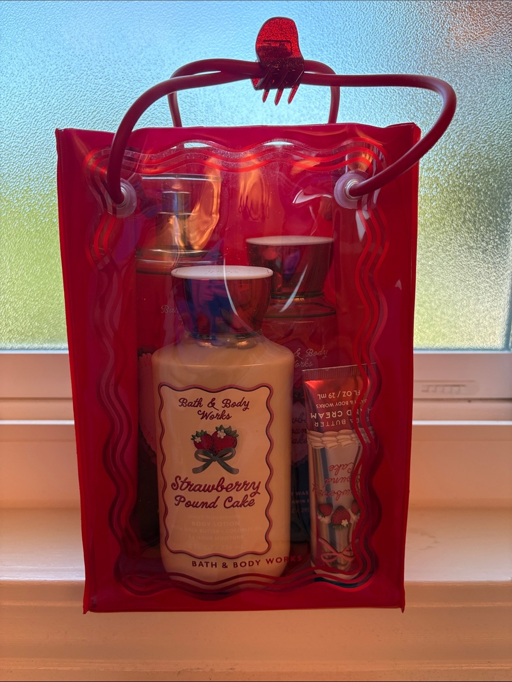 Bath & Body Works Strawberry Pound Cake Set - Red